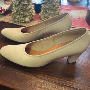 Vintage Jack Rogers cream suede-Kemps Shoe Boutique-circa 1959. Classy pumps!